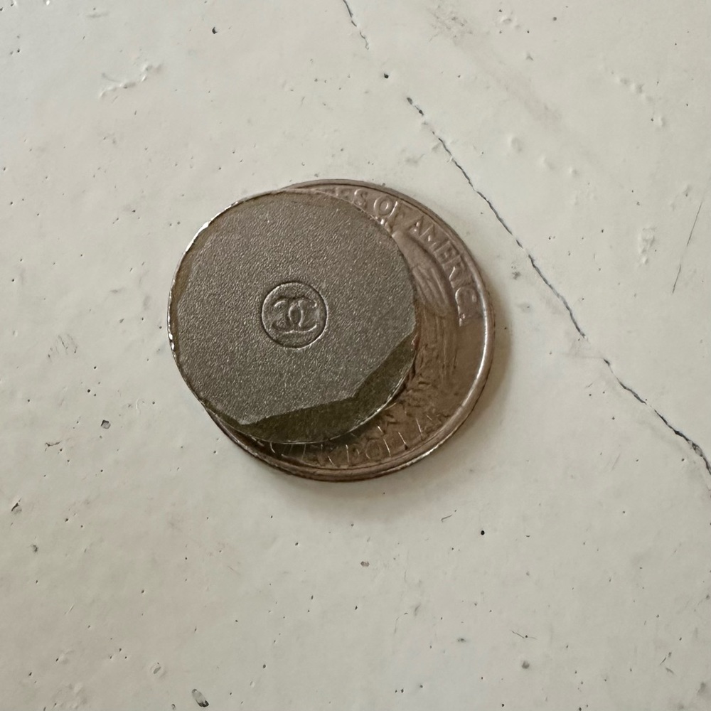 Chanel button - Picture 4 of 4